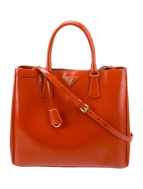prada saffiano vernice tote bag
